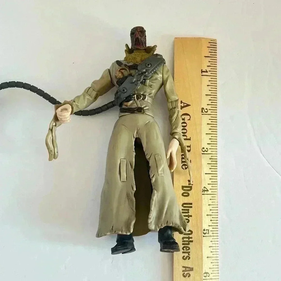 Scarecrow Action Figure 2005 Hasbro DC Comics Face Change No missile Batman 5" - Picture 8 of 10